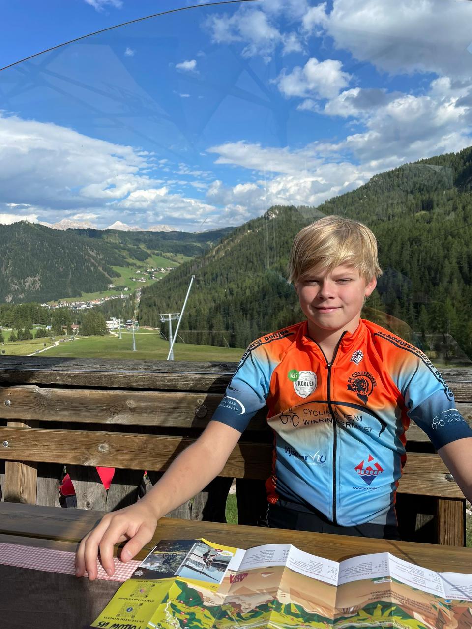 7783EF8E-2EBF-4B12-BAC3-12CCD793A908